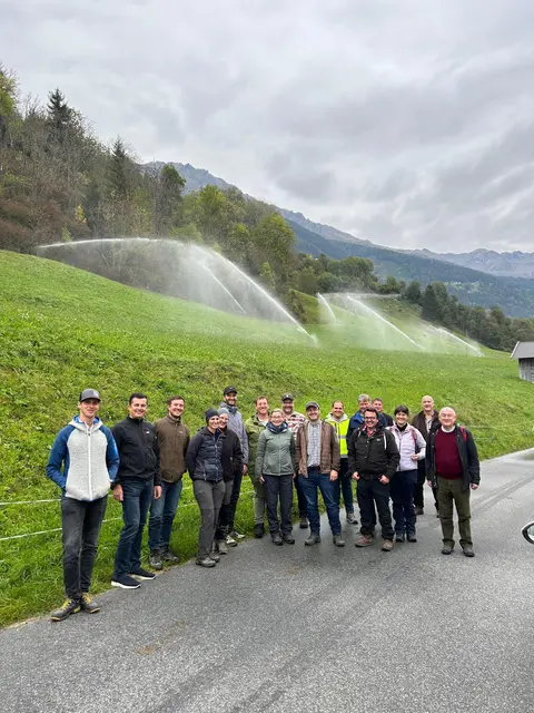 Die Teilnehmer der Expertentagung. Im Hintergrund die Beregnung in Kauns. | Foto: Manuel Klimmer