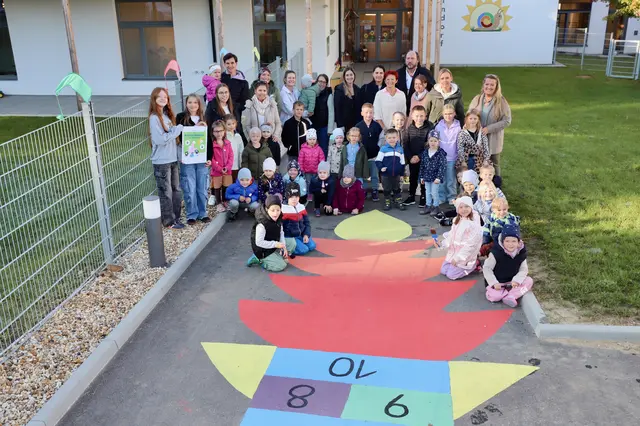 Auch der Bereich hinter dem Kindergarten wurde künstlerisch gestaltet. | Foto: Alfred Mayer