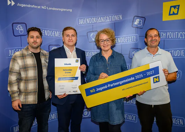 Hofstetten-Grünau: Arjan Babanaj, GGR Herbert Hollaus, Jugend-Landesrätin Christiane Teschl-Hofmeister, Mario Diancona | Foto: NLK Burchert