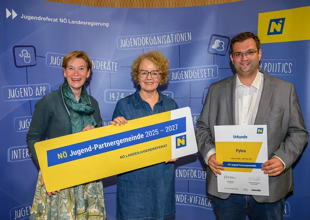 28 Gemeinden aus dem Bezirk St. Pölten sind "NÖ Jugend-Partnergemeinde 2025 bis 2027". Am Foto: Bürgermeisterin (BGM) von Pyhra Monika Fischer, Jugend-Landesrätin Christiane Teschl-Hofmeister und Jugendgemeinderat (JGR) Alexander Zeh | Foto: NLK Burchert