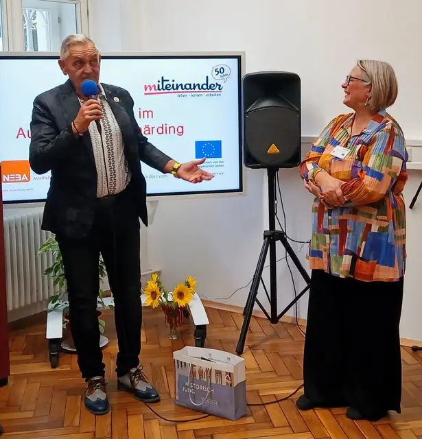 Bürgermeister Günter Streicher überreichte ein
Geschenksackerl der Stadt Schärding. | Foto: Afit Schärding