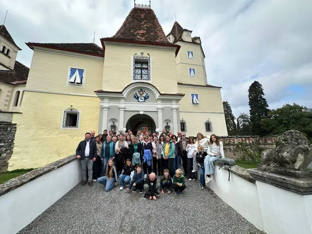 Die Teilnehmerinnen und Teilnehmer der Unterfrauenhaider Volkspartei starteten ihre Entdeckungsreise in der Steiermark mit einem Besuch der Käserei Milchhof Krenn und einer Führung durch das Schloss Kornberg. | Foto: Thomas Niklos