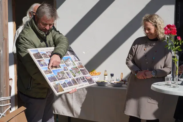 Von Vizebürgermeister Oliver Biringer erhielt das Paar eine Bildercollage, welche den Baufortschritt dokumentiert. | Foto: Jennifer Flechl