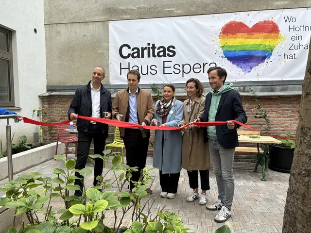 v. l.: Jürgen Schneider (Sektionschef Bundesministerium für Land- und Forstwirtschaft), Stefan Revelant (FSW), Claudia Amsz (Leiterin Caritas Haus Espera), Julia Matuschek (Bauprojektmanagerin Caritas) und Klaus Schwertner (Caritasdirektor). | Foto: Matthias Pandrea / MeinBezirk