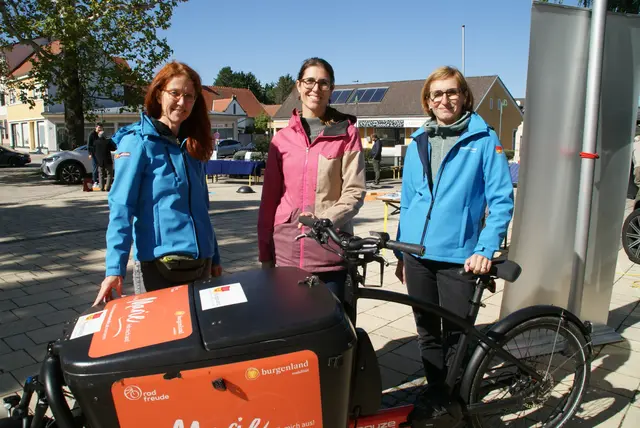 Organisatorin Cordula Müller und die beiden Mitveranstalterinnen Michaela Heigl und Christine Zopf-Renner beim ausleihbaren Lastenrad. | Foto: Anna Maria Kaufmann