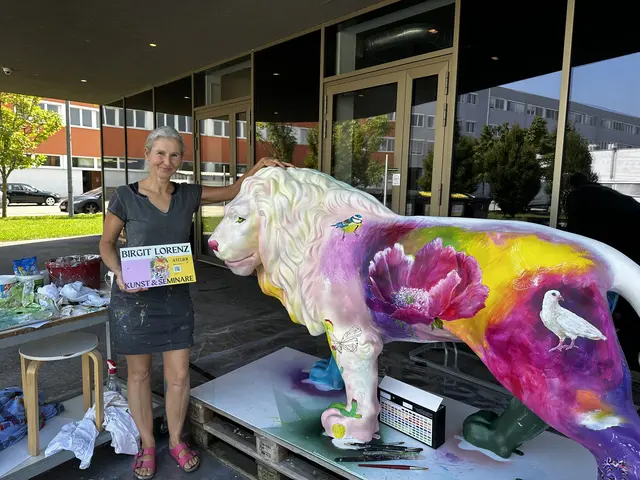 Heute endet die Löwensafari der Welser Lions-Clubs. Großkatze "Lawrence" komplettierte die Sammlung aus 28 individuell bemalten Großkatzen. MeinBezirk durfte Künstlerin Birgit Lorenz über die Schultern schauen. | Foto: MeinBezirk