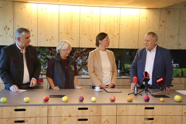 In der Werkküche des Streuobstzentrums: Walter Temmel, Brigitte Gerger, Anja Haider-Wallner und Andreas Grandits, Obmann der Wieseninitiative (von links)
 | Foto: Martin Wurglits