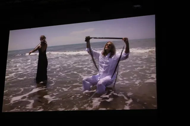 Im Film "weisswaschen" ist Christian Streng, auf einem Plastiksessel im Meer sitzend zu sehen, wie er das „menschenverachtende Filmdokument“ weiß wäscht.  | Foto: Elisabeth Zangerl