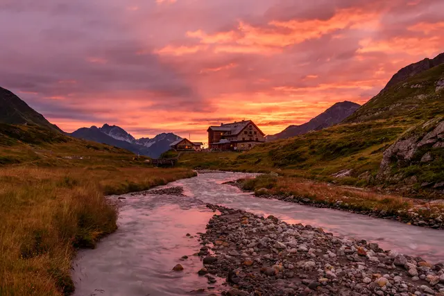 Österreichs Hütten läuten die letzten Tage der Sommersaison ein. Trotz des durchwachsenen Wetters boomt das Wandern weiterhin stark. Der Österreichische Alpenverein konnte ein Plus von 14 Prozent verzeichnen.  | Foto: Alpenverein/Robert Mühle
