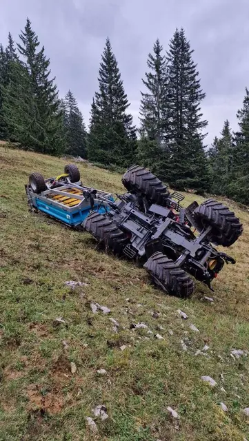 Ein Landwirt kam Donnerstagnachmittag mit seinem Traktor vom Weg ab und überschlug sich. Das Rote Kreuz und die Freiwillige Feuerwehr Unken waren daraufhin im Einsatz. | Foto: Freiwillige Feuerwehr Unken 