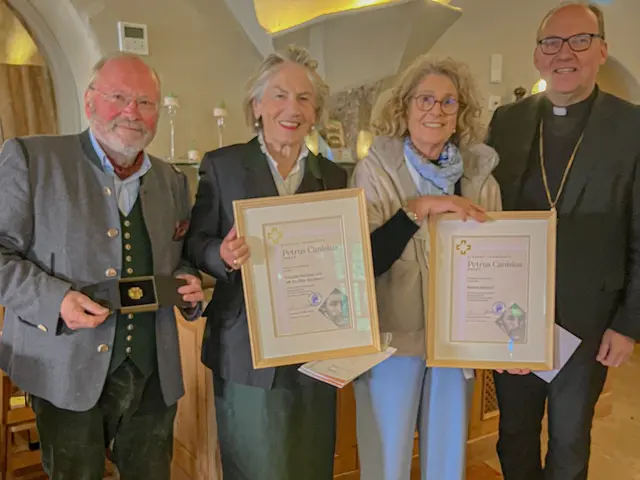 Mit dem Ehepaar Sarnthein wurde auch Marina Baldauf, Gründungsmitglied und Vorsitzende der Tiroler Hospizgemeinschaft geehrt. Im Bild sind die drei mit Bischof Hermann Glettler zu sehen. | Foto: Gstaltmeyr/dibk.at 