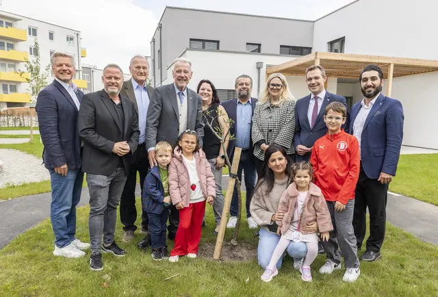 Rainer Mock (Gruppenleiter Schulen, Kindergärten &amp; Volkshochschule), Zweiter Vizebürgermeister LAbg. Rainer Spenger, Stadtrat außer Dienst Josef Radislowits, Bürgermeister Klaus Schneeberger, Kindergartenleiterin Elisabeth Reischer, Gemeinderat Franz Lechner, Barbara Sluka, Bildungsstadtrat Philipp Gruber und Gemeinderat Kanber Demir mit Kindern des Kindergartens "Giltschwertgasse - Dr. Evamaria Sluka-Grabner" beim neugepflanzten Baum.
 | Foto: Weller, Stadt WRN