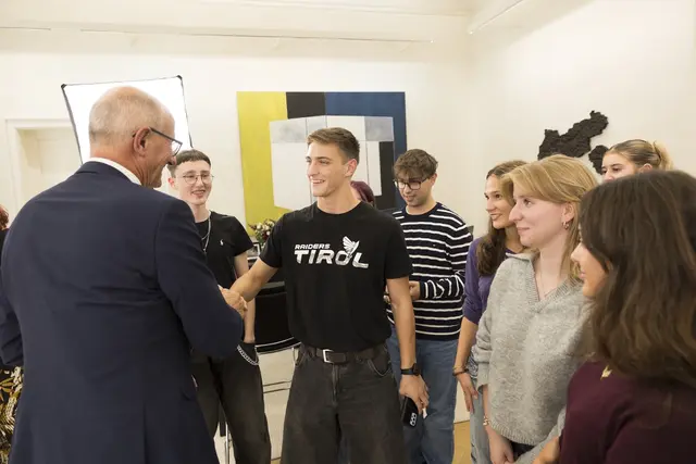 Der Landeshauptmann begrüßt Schülerinnen und Schüler im eigenen Büro. | Foto: Land Tirol/Sedlak