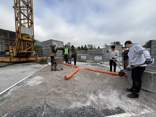 Die Station „Kanalbau“ wurde heuer neu in das Baubattle-Programm aufgenommen. Die Schüler folgten den Anweisungen einer Fachkraft. | Foto: Sarah Braun