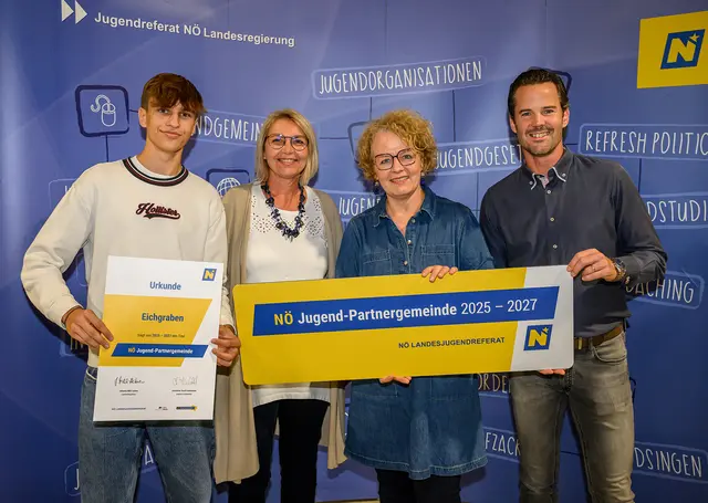 Auszeichnung für Eichgraben: Jan Eisner, Vizebürgermeisterin Birgit Teufel, Jugend-Landesrätin Christiane Teschl-Hofmeister, GGR Bernhard Gruber | Foto: NLK Burchert