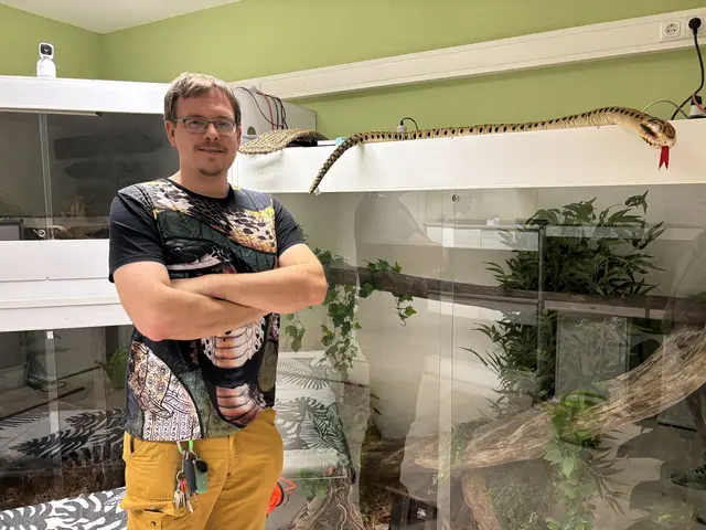 Amtstierarzt Nils Kley führte durch die Welt der Gifte in Bergheim bei Salzburg. | Foto: Emanuel Hasenauer