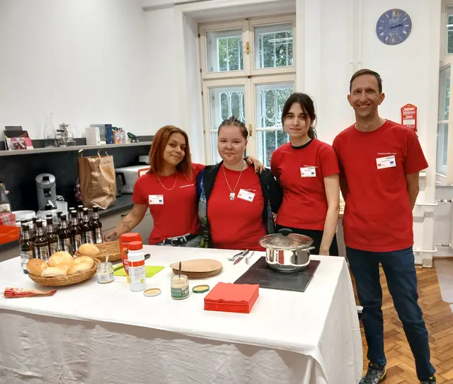 Coach Rudolf Rembart mit Melike, Michele und Jenni an der Würstelbar in der neuen Küche. | Foto: Afit Schärding