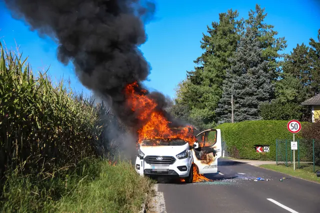 Ein mit Gasflaschen beladener Kleintransporter fing während der Fahrt auf der Mistelbacher Straße in Marchtrenk zu brennen an. | Foto: laumat.at