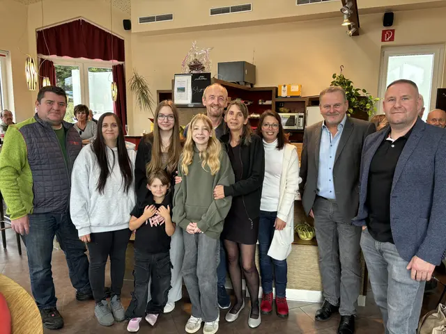 Ortsvorsteher Christian Bayer, Sabrina Winkler, Kathalea Piringer, Celina Kiehtreiber, Amelie Kiehtreiber, Josef Kiehtreiber, Claudia Kiehtreiber, Tamara Wais, Eduard Köck und Stefan Litschauer. | Foto: Daniel Schmidt