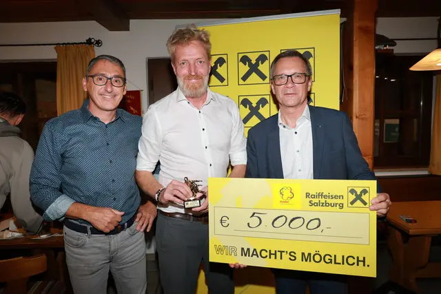 Der Gesamtsieg beim Medien Charity Asphaltstockturnier von Raiffeisen Salzburg in der
Einzelwertung ging an Wolfgang Trausner von der Salzburger Woche, im Bild mit RVS-Pressesprecher Sigi Kämmerer (li.) und RVS-Generaldirektor Heinz Konrad (re.). | Foto: RVS/Neumayr