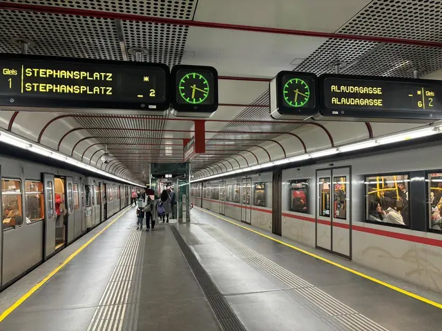 Bilder aus der Station Taubstummengasse während des Einsatzes. Links oben auf der Anzeige zu sehen: Die U1 fuhr nur bis Stephansplatz. | Foto: z.V.g.