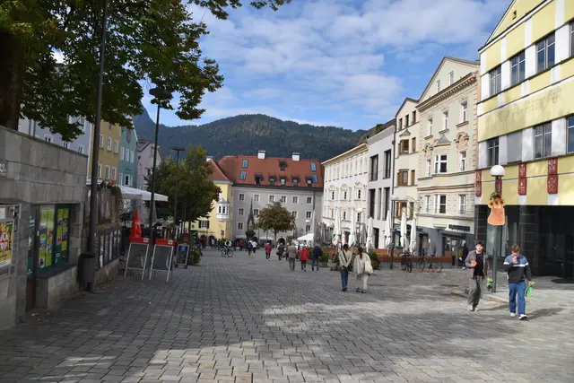 Die Polizei ermittelt noch rund um die Schlägerei am Unteren Stadtplatz in Kufstein und geht derzeit von einer Beteiligtenanzahl von sieben bis acht Personen aus.  | Foto: Barbara Fluckinger