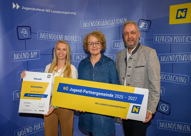 Kirchstetten: Carina Stengl, Jugend-Landesrätin Christiane Teschl-Hofmeister, BGM Johannes Hölz | Foto: NLK Burchert