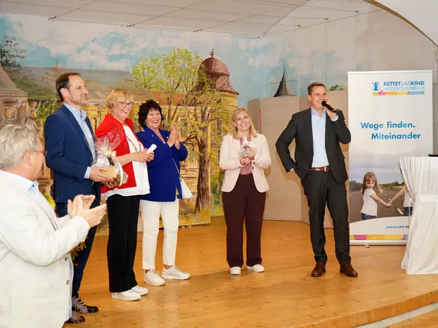 Die Vorsitzenden des Vereinsvorstands (LAbg. Bgm. Christoph Kaufmann, Gertraute Schaufler, LAbg. Dir. Doris Hahn) gratulieren und bedanken sich bei Monika Franta und Gerhard Haller. | Foto: Rettet das Kind NÖ