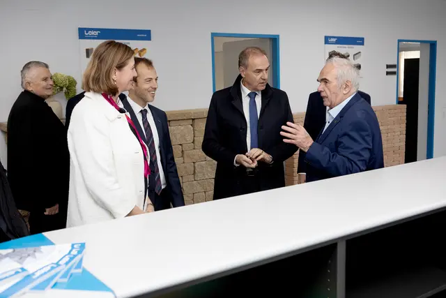 Wirtschafts-Landesrat Dr. Leonhard Schneemann im Gespräch mit Staatssekretärin MMag.a Barbara Eibinger-Miedl und Gründer Michael Leier (v.l.) im Zuge der Besichtigung der neuen Firmenzentrale.. | Foto: Landesmedienservice Burgenland