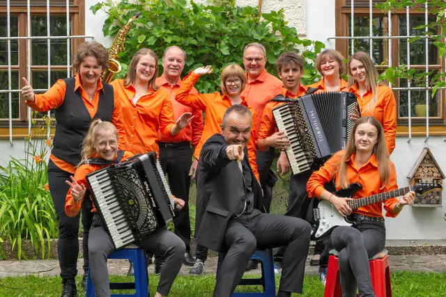 Das A-Orchester des Akkordeonvereins Saalfelden ist in Feierlaune angesichts des 50-jährigen Vereinsjubiläums. | Foto: Akkordeonverein Saalfelden
