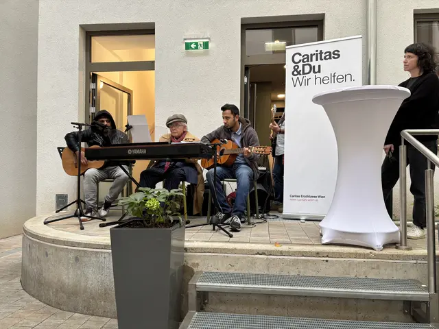 Die feierliche Eröffnung wurde musikalisch begleitet, unter anderem auch von Bewohnern der Notunterkunft.  | Foto: Matthias Pandrea / MeinBezirk