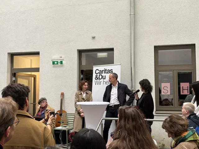 v.l.n.r.: Julia Matuschek, Bauprojektmanagerin Caritas der Erzdiözese Wien, hat den Umbau von Beginn an begleitet. Jürgen Schneider, Sektionschef Klima im Bundesministerium für Land- und Forstwirtschaft, Klima- und Umweltschutz, Regionen und Wasserwirtschaft. Das Förderprogramm der Europäischen Union „NextGenerationEU“, hat den Umbau wesentlich mitfinanziert. | Foto: Matthias Pandrea / MeinBezirk