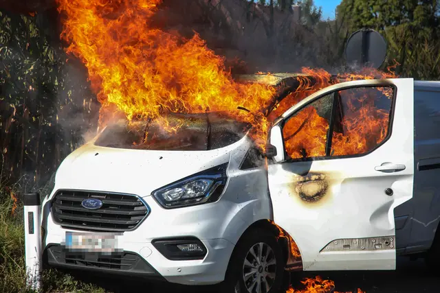Ein mit Gasflaschen beladener Kleintransporter fing während der Fahrt auf der Mistelbacher Straße in Marchtrenk zu brennen an. | Foto: laumat.at