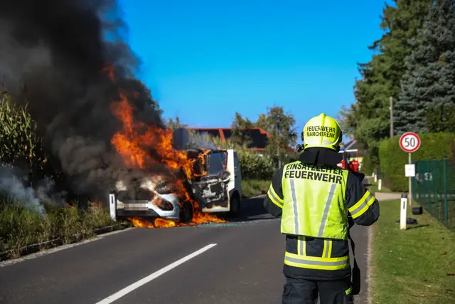 Ein mit Gasflaschen beladener Kleintransporter fing während der Fahrt auf der Mistelbacher Straße in Marchtrenk zu brennen an. | Foto: laumat.at