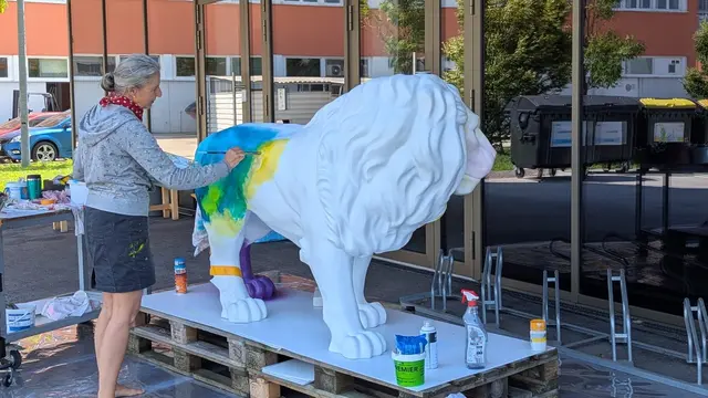 Heute endet die Löwensafari der Welser Lions-Clubs. Großkatze "Lawrence" komplettierte die Sammlung aus 28 individuell bemalten Großkatzen. MeinBezirk durfte Künstlerin Birgit Lorenz über die Schultern schauen. | Foto: Lorenz