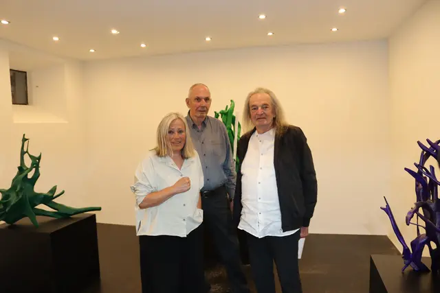 Margarethe Gonzo (Vorstand im Verein Kunstraum Pettneu) mit dem Obmann des Vereins, Kurt Tschiderer, und dem ausstellenden Künstler Christian Streng.  | Foto: Elisabeth Zangerl