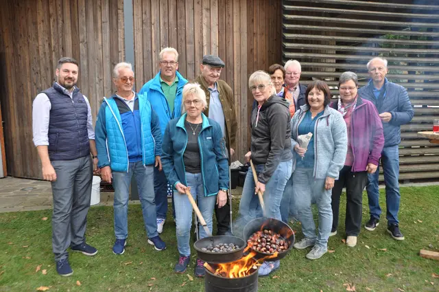 Grete Scheucher und Manuela Groß sorgten für köstlich gebratene Kastanien. Im Bild mit Vorsitzenden Gerhard Fink, Stv. Gerhard Koch mit dem Vorstandsteam, sowie seitens der Gemeinde Bgm.Bernd Hermann und Vizebgm. Robert Sackl.
 | Foto: Josef Strohmeier