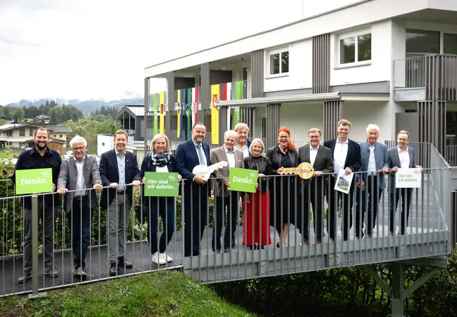 Eröffnung auf der Verbindungsbrücke zum Sozialzentrum mit Vertretern von Tiroler Wohnbau, Land Tirol, Planung und den Bürgermeistern des Pillerseetales.  | Foto: Tiroler Wohnbau