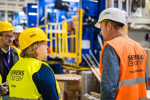 Korinna Schumann im Gespräch mit dem Team vor Ort.  | Foto: go4live/ Maximilian Mandl
