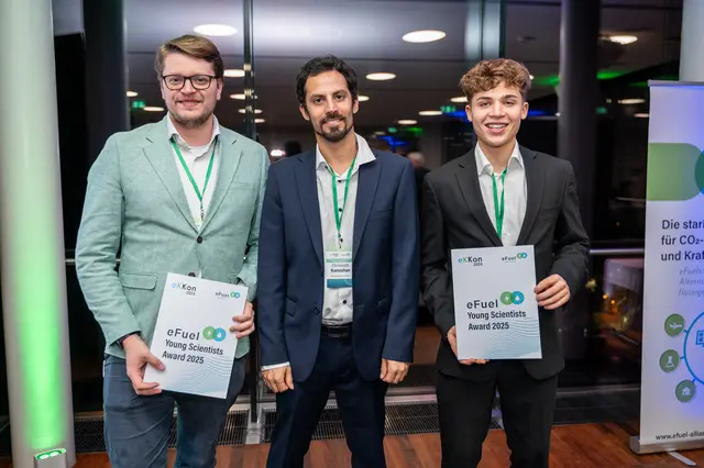 Auch den Young Scientists Award der eKKon konnte David Zwigl (r.) für seine Abschlussarbeit gewinnen. Hier mit Betreuer Christoph Rameshan, Lehrstuhlinhaber der Physischen Chemie an der Montanuniversität Leoben (Mitte). | Foto: leadersnet.at/V. Greabu
