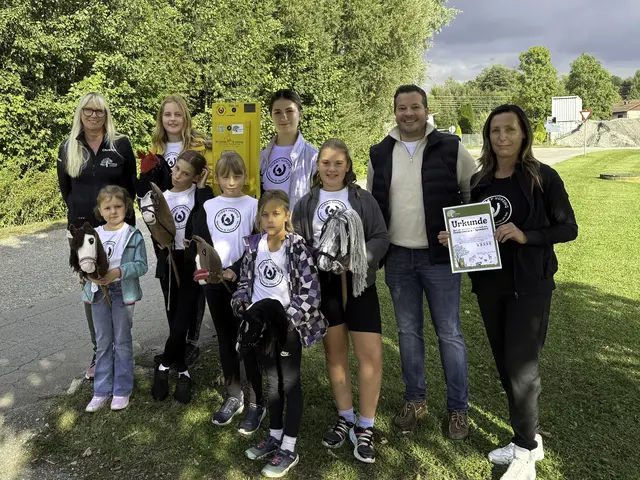 v.l.n.r Obfrau der Clean4tler Christina Gattermaier-Humer, Hobby Horsing Gruppe, Schirmherr Dr. Florian Hosiner und Sektionsleitung Hobby Horsing Henrieta Fischbauer