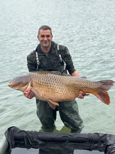 Ein überglücklicher Angler mit dem Fisch seines Lebens. | Foto: Claudiu Stoica