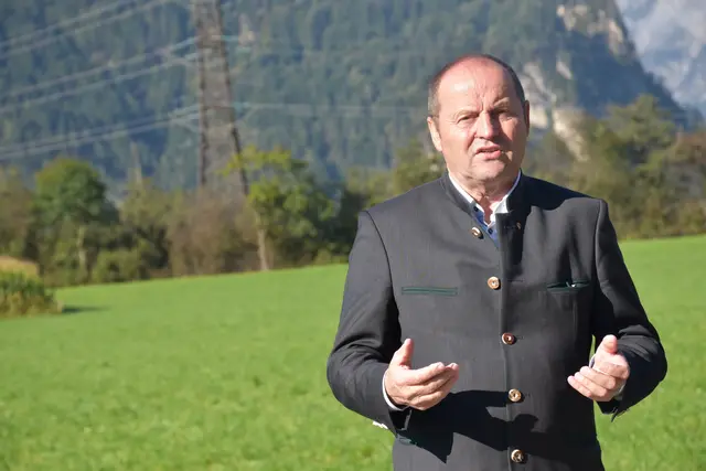 LHstv. Josef Geisler lässt keinen Zweifel über die Bedeutung des Schutzwaldes aufkommen.  | Foto: Haun