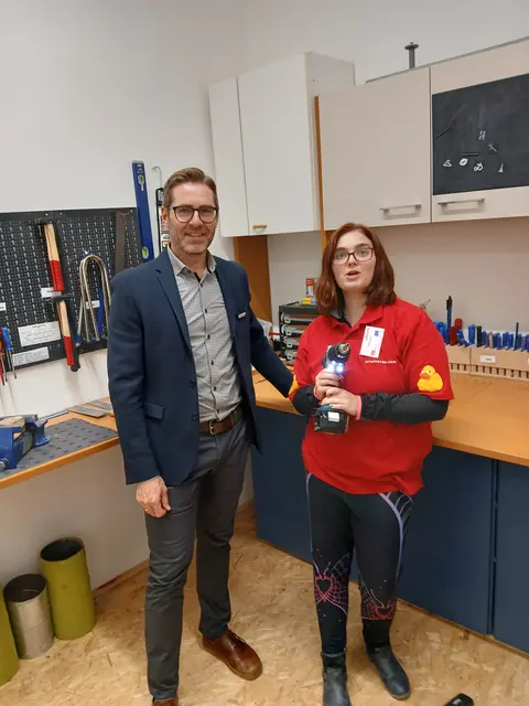 Der Geschäftsführer Rechberger mit Josi, einer
Teilnehmerin des AFit Schärding beim Besichtigen der
Werkstatt. | Foto: Afit Schärding