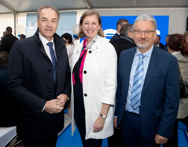 Wirtschafts-Landesrat Dr. Leonhard Schneemann mit Staatssekretärin MMag.a Barbara Eibinger-Miedl und Horitschons Bürgermeister Gerhard Petschowitsch. | Foto: Landesmedienservice Burgenland