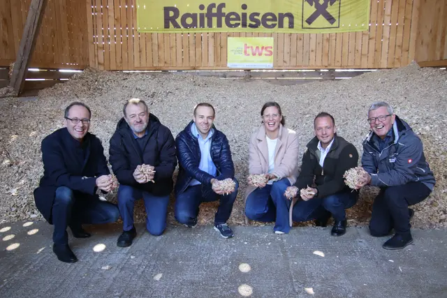 Feierten die Inbetriebnahme der neuen Nahwärme-Heinzanlage (von links): Johann Höfer (Raiffeisen), der frühere Obmann Hermann Trummer, sein Nachfolger Paul Trummer, LH-Stv. Anja Haider-Wallner, Gemeindevorstand Andreas Magdics und Anton Taschner, Obmann des Biomasseverbandes. | Foto: Martin Wurglits