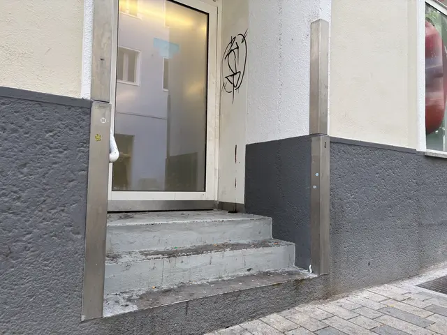 Eine Gasse wurde in Wien verkehrsberuhigt. Das lockt dafür die Kriminalität an. Die Notausgänge der Geschäfte werden laut einem Anrainer als Sitzgelegenheit genutzt und werden regelmäßig verschmutzt hinterlassen.  | Foto: Matthias Pandrea / Mein Bezirk