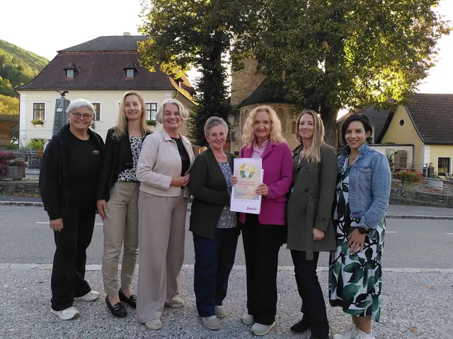 
Die Preisträgerin Gerlinde Flonner mit Ingrid Schwarz von Südwind Niederösterreich und den Jurymitgliedern LEADER-Obfrau Bgm.in Michaela Walla, Obfrau des regionalen BhW Edith Tippel, Margit Sauer (Tochter von Leopoldine Reisenbauer) und Cornelia Rehberger von der Botin aus der Buckligen Welt. Ebenfalls auf dem Bild sind Waltraud Halmer (ebenfalls Tochter von Leopoldine Reisenbauer) und Andrea Baumgartner, die die Nominierung übermittelt hat. | Foto: Südwind