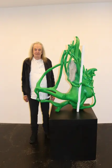 Christian Streng mit einer seiner ausgestellten Skulpturen.  | Foto: Elisabeth Zangerl