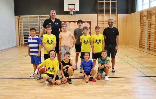 Die U12 der Queens &amp; Kings beim Training mit Heinz Kügerl, Nikolas sowie Andrej Jaksic  (alle 2.R.) | Foto: Edith Ertl